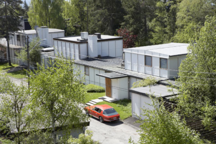 Contemporary view of the three Planetveien houses. A long 16 foot wide bar unites the houses of (from right to left) Norberg-Schulz, Korsmo, with a third speculative unit that was sold for profit.