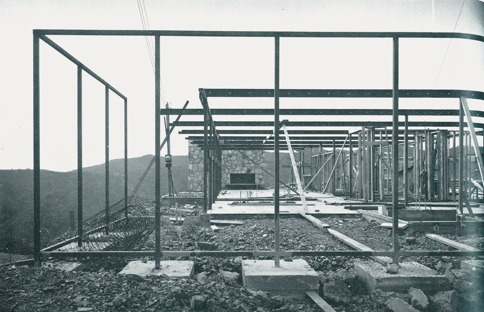 Construction of the steel frame in Craig Ellwood’s house #16 (1951) as published in _Arts and Architecture_.