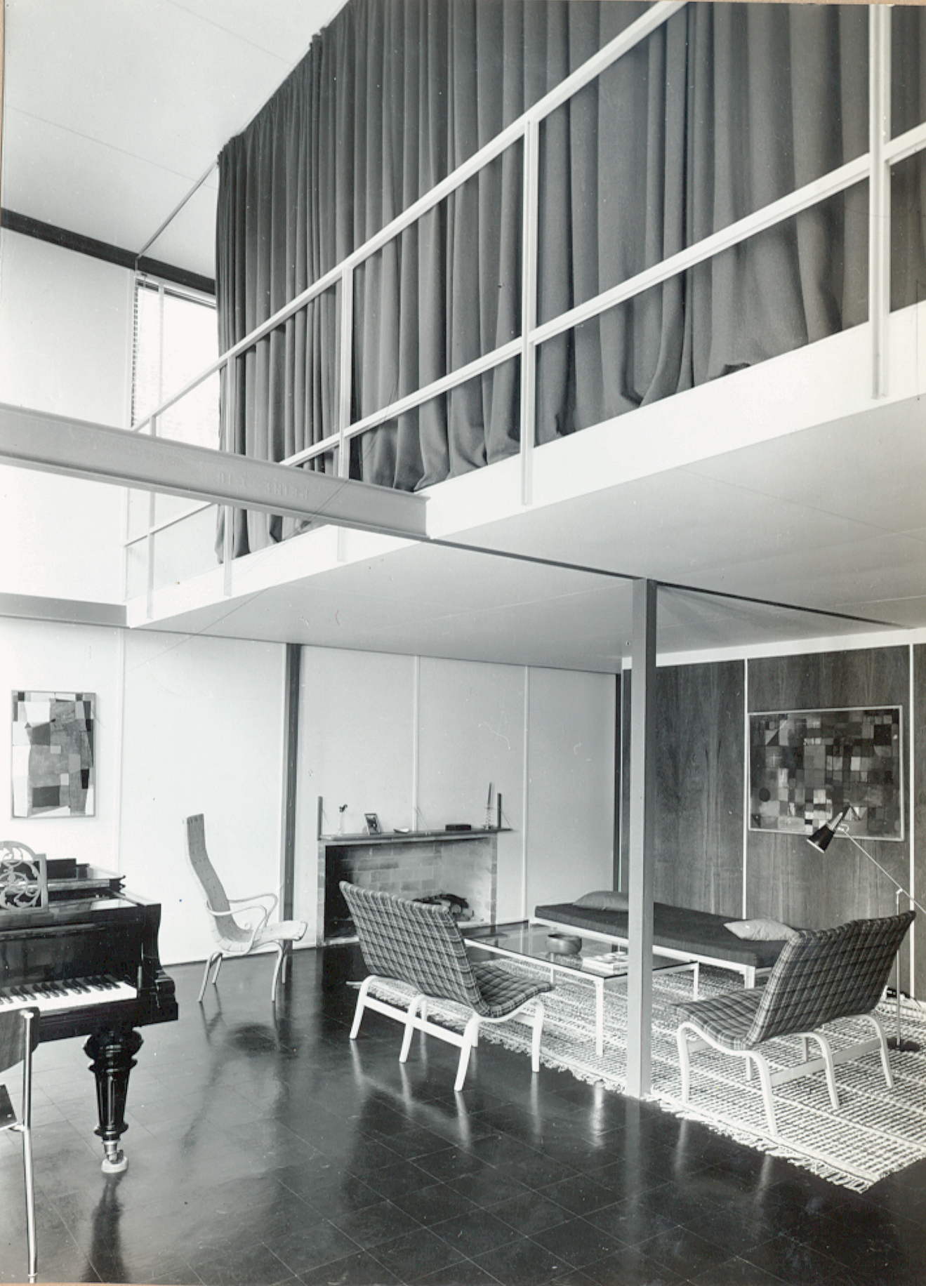 The photographs of Norberg-Schulz took of his house obsessively framed the steel structure and its central column.